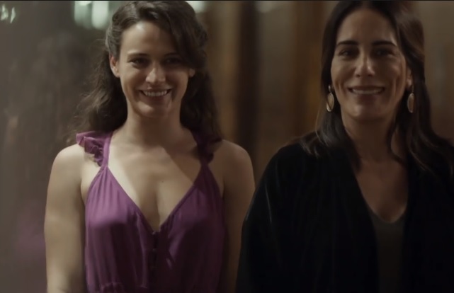 Clara (Bianca Bin) e Elizabeth (Gloria Pires) de O Outro Lado do Paraiso