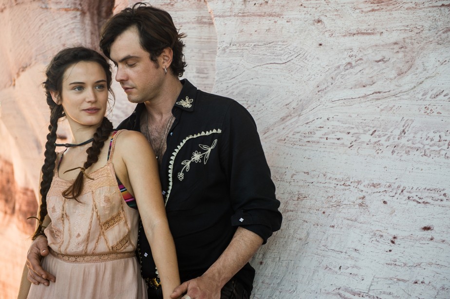 Clara (Bianca Bin) e Gael (Sergio Guize) de O Outro Lado do Paraiso