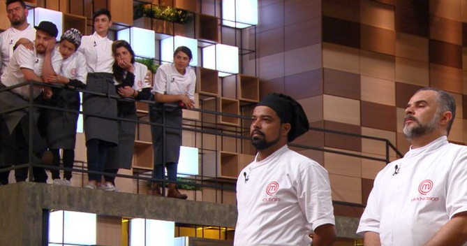 Clécio, à direita, no momento de eliminação do MasterChef Profissionais
