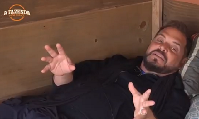 Conrado na casa da árvore