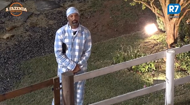 Dinei com o pijama da Baia