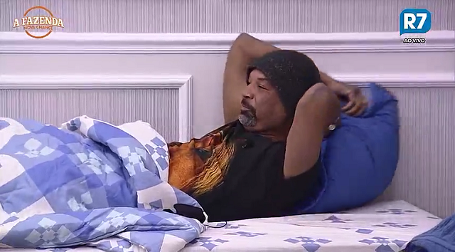 Dinei assume que fez xixi no chão do quarto