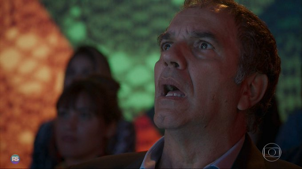 Eurico descobre que Nonato é drag em A Força do Querer