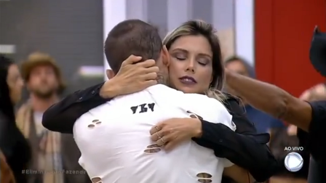 Flávia sendo abraçada por Yuri