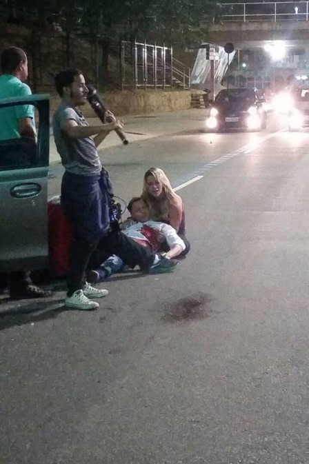 Gerson (Well Aguiar) morre e Jeiza (Paolla Oliveira) segura o corpo no colo