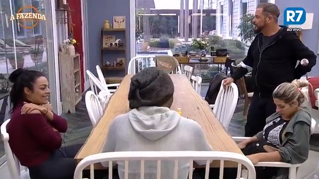 Monique fica constrangida com comentário de Dinei.
