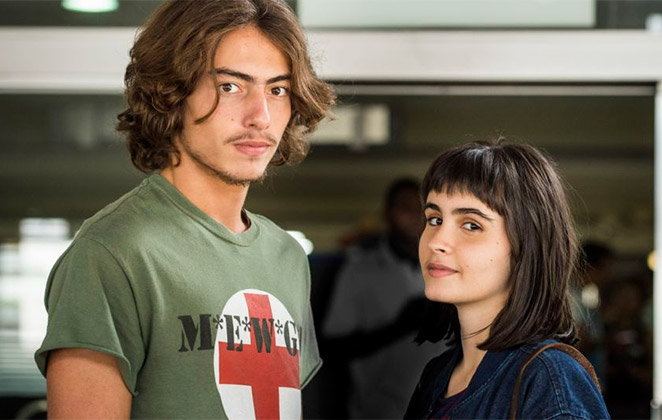 Marcio (Jaffar Bambirra) e Bebeth (Valentina Herszage) de Pega Pega