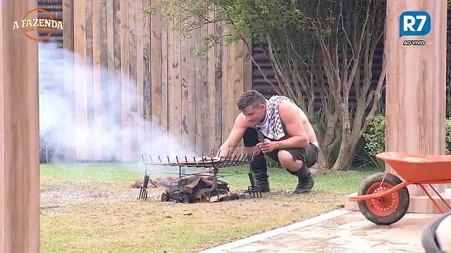 Marcos Harter preparando o churrasco sozinho