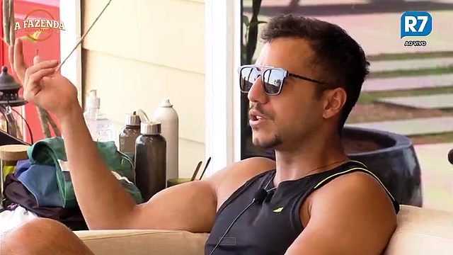 Matheus Lisboa na área externa da sede