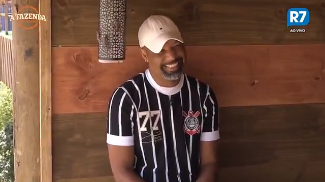 O ex-jogador Dinei na casa da árvore