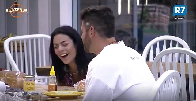Monique Amin acorda de ressaca após festa Amazônia