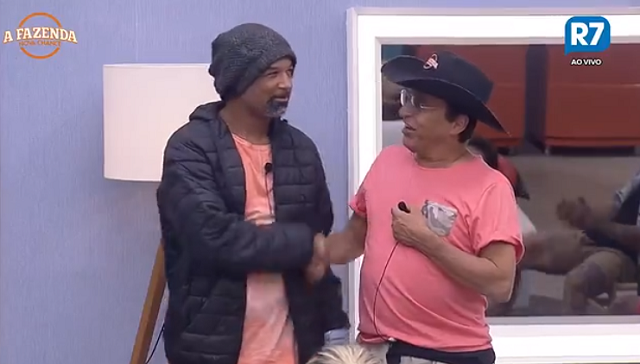 Nahim brinca com Dinei ao receber chapéu do Fazendeiro