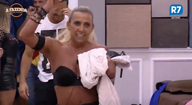 Rita Cadillac dança enquanto Matheus canta paródia
