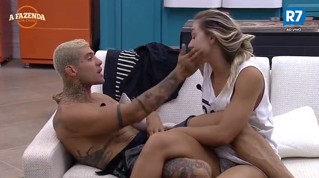 Yuri dá tapa no rosto de Monick durante DR
