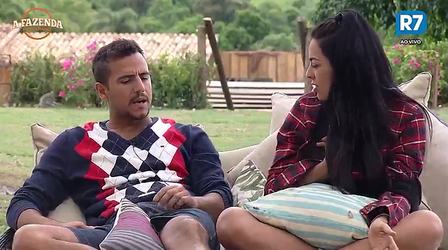 Matheus e Monique Amin na área externa da sede de A Fazenda 9