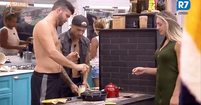 Yuri Fernandes na cozinha com Marcelo e a namorada Monick