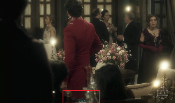 Atriz confere mensagens no meio da cena (Reprodução/TV Globo)