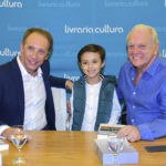José Armando Vannucci e Flávio Ricco posam para foto no lançamento do livro Biografia da Televisão Brasileira