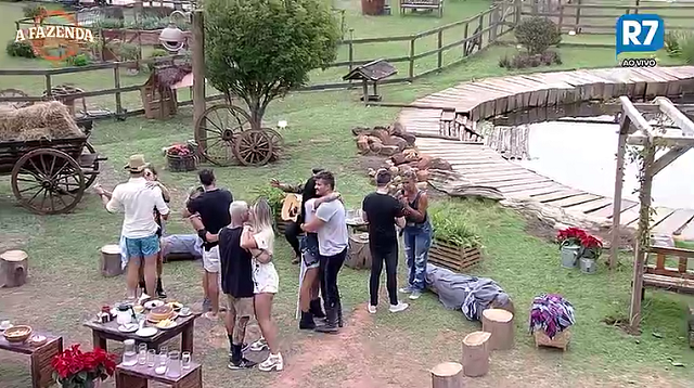 Peões dançando música romântica de João Neto e Frederico