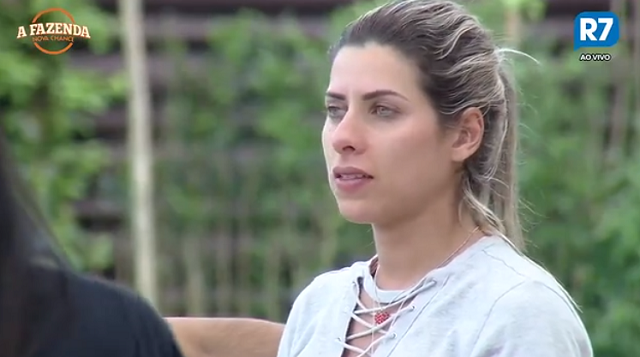 Ana Paula Minerato durante conversa com os colegas