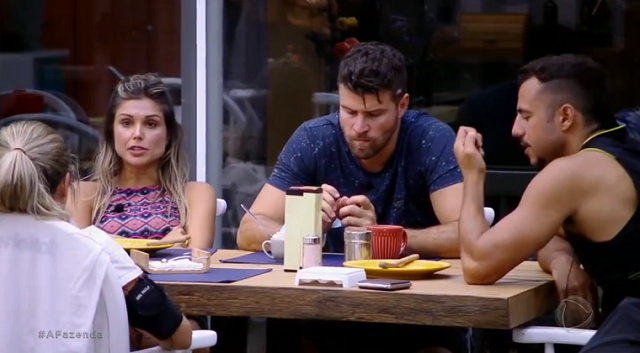 Minerato conversando com os colegas na cozinha