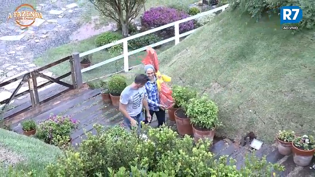 Marcos ajudando Yuri a levar o presente para Monique