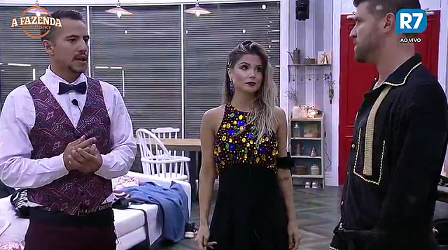 Matheus, Flávia e Marcelo vestidos com o figurino antes do início da atividade