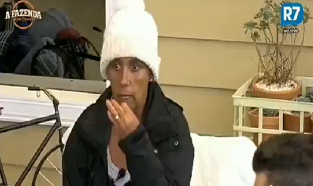 Rita na varanda durante conversa com os peões