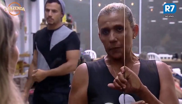 Rita Cadillac chora pela saída de Aritana Maroni