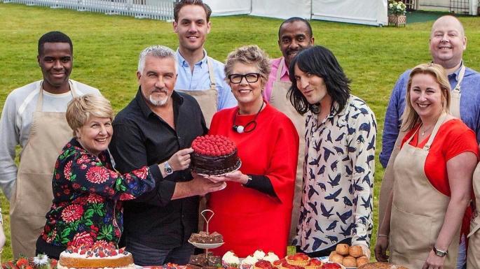 Equipe do The Great British Bake Off, com Prue Leith no centro; programa é sucesso no Reino Unido