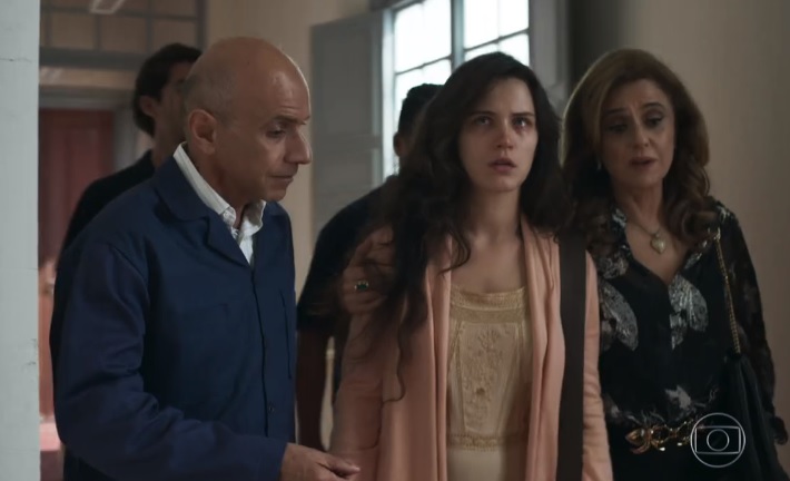 Clara (Bianca Bin) sendo internada em hospicio em O Outro Lado do Paraiso