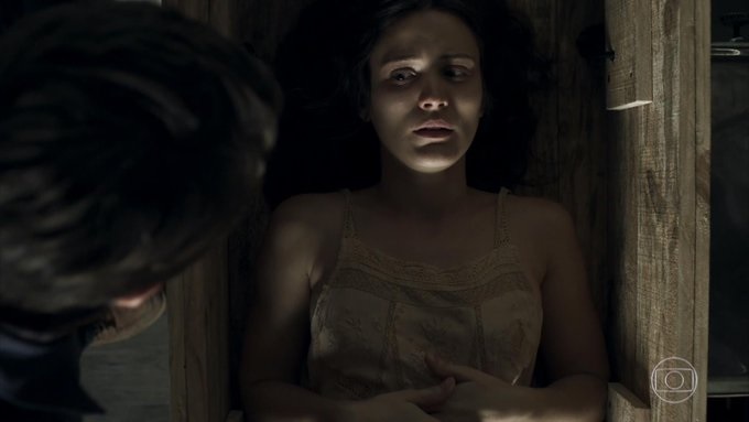 Clara tenta fugir pelo caixão de Beatriz em O Outro Lado do Paraíso