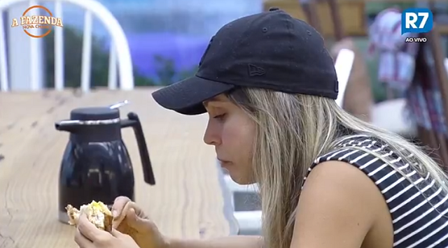 Flávia chora ao perceber presença de Marcos durante o café da manhã
