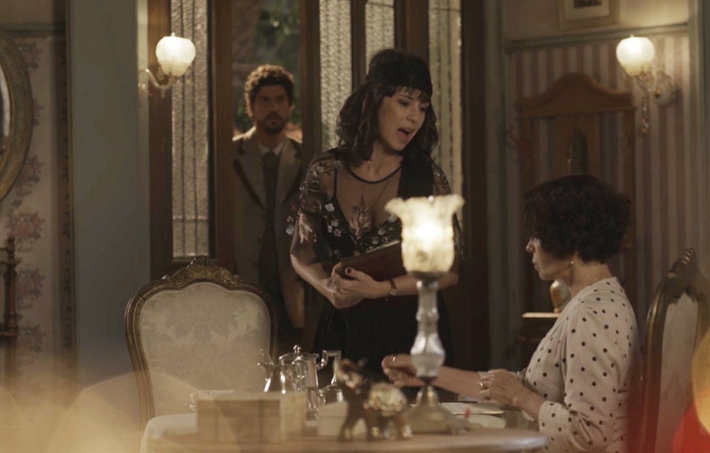 Inacio (Bruno Cabrerizo), Lucinda (Andreia Horta) e Emilia (Francoise Forton) de Tempo de Amar