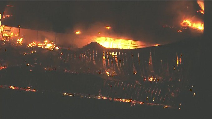Incêndio que atingiu um galpão nos Estúdios Globo nesta quinta