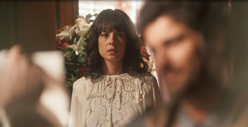 Ignácio (Bruno Cabrerizo) consegue ver desenho da amada; Lucinda (Andréa Horta) fica incomodada