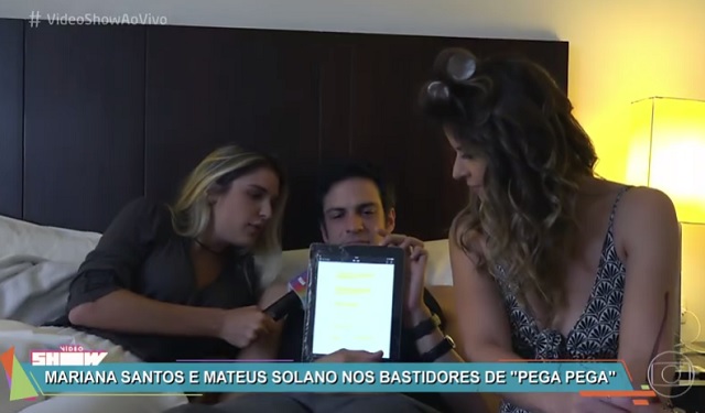 Mateus Solano mostra tablet em que decora as falas de Pega Pega