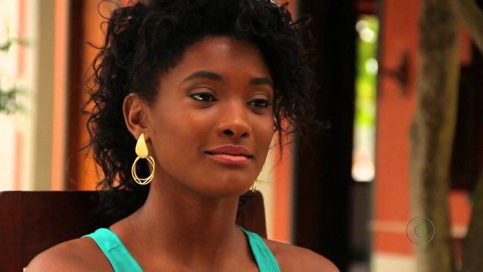 Raquel (Erika Januza) se torna juíza em O Outro Lado do Paraíso