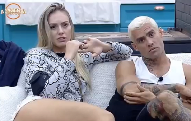 Monick acredita que Marcos está entregando o prêmio para Flávia