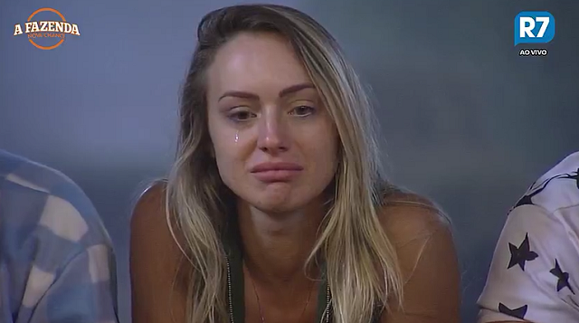 Monick Camargo chora com nascimento de filhote de cabra