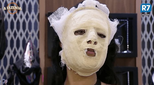 Monique Amin usando máscara feito por Marcos Harter