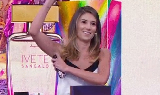 Rebeca Abravanel passando desodorante no palco