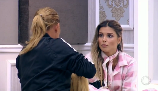 Rita conversando com Flávia