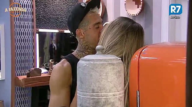 Yuri e Monick trocam beijos na cozinha