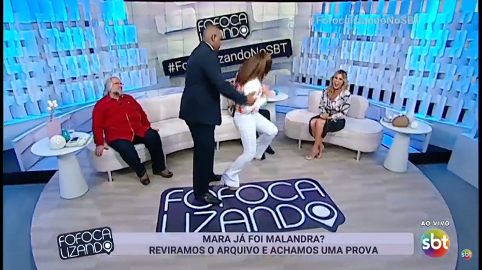 Mara Maravilha sendo segurada por segurança no Fofocalizando