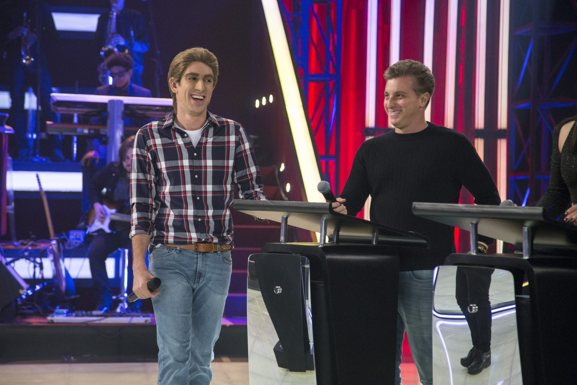 Marcelo Adnet caracterizado como "Luciano Huck" durante esquete do Adnight Show