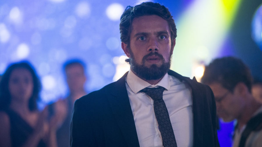 Renato (Rafael Cardoso) tem reação ao ver Clara (Bianca Bin) em O Outro Lado do Paraíso