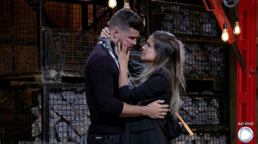 Flávia Viana chorou na eliminação do companheiro (Reprodução/TV Record)
