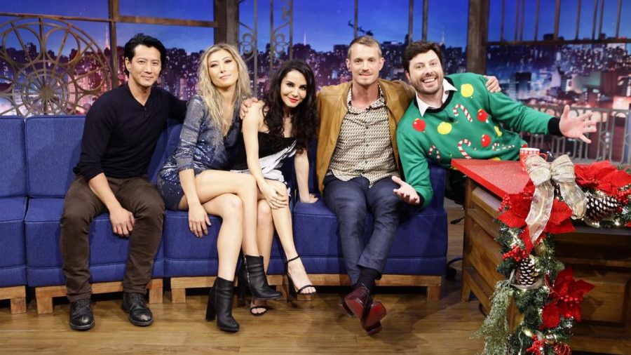 Elenco de Altered Carbon participa do The Noite com Danilo Gentili