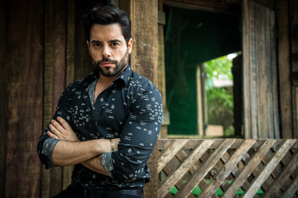 Amaro (Pedro Carvalho) em O Outro Lado do Paraíso